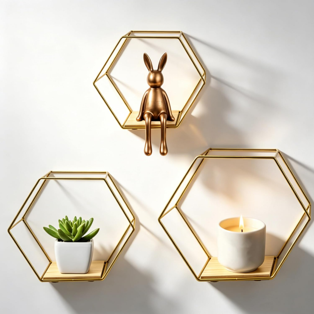 Lyra – Tredelat set med hexagonala vägghyllor i guld och trä