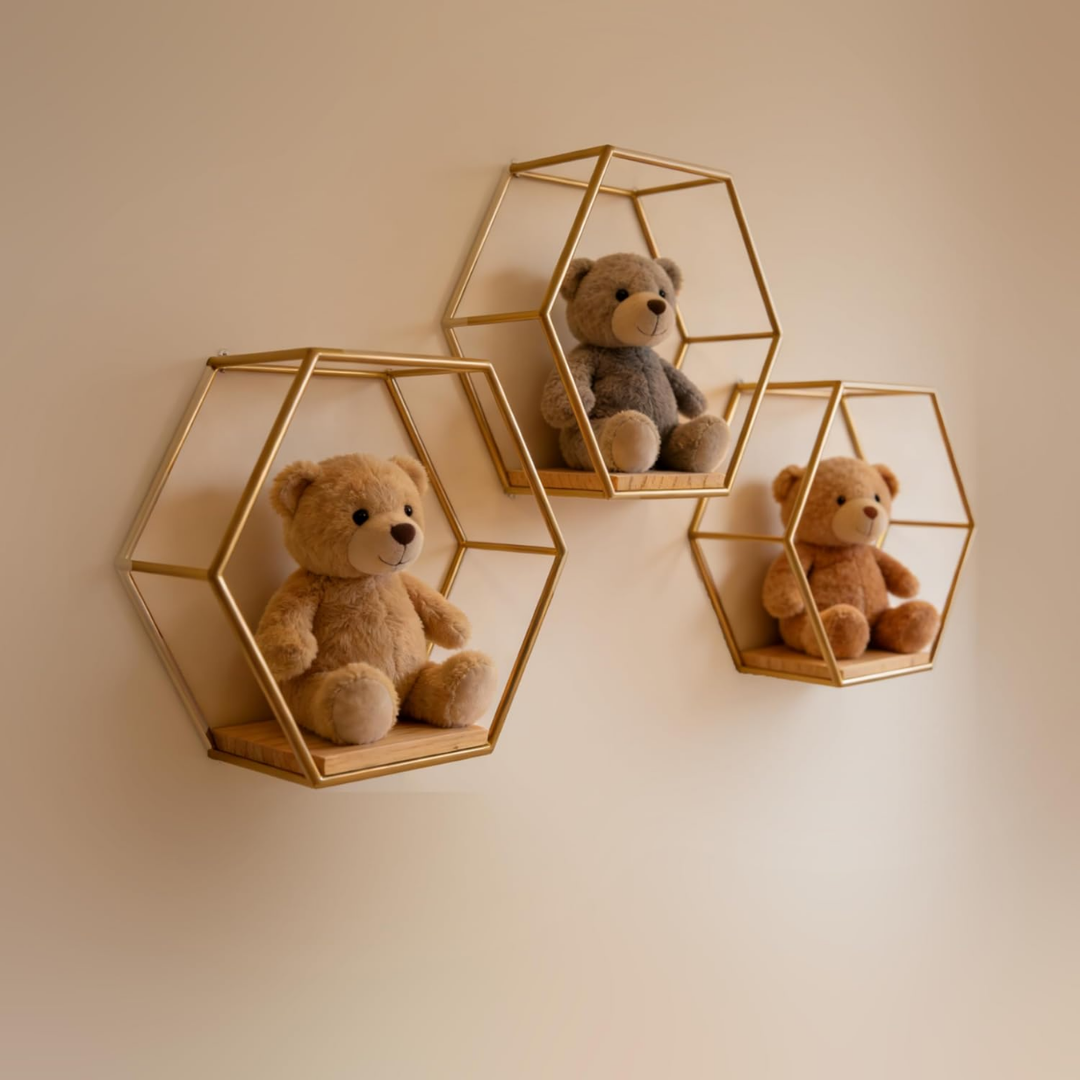 Lyra – Tredelat set med hexagonala vägghyllor i guld och trä