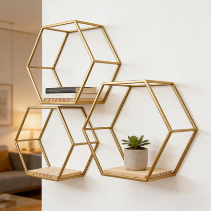 Lyra – Tredelat set med hexagonala vägghyllor i guld och trä