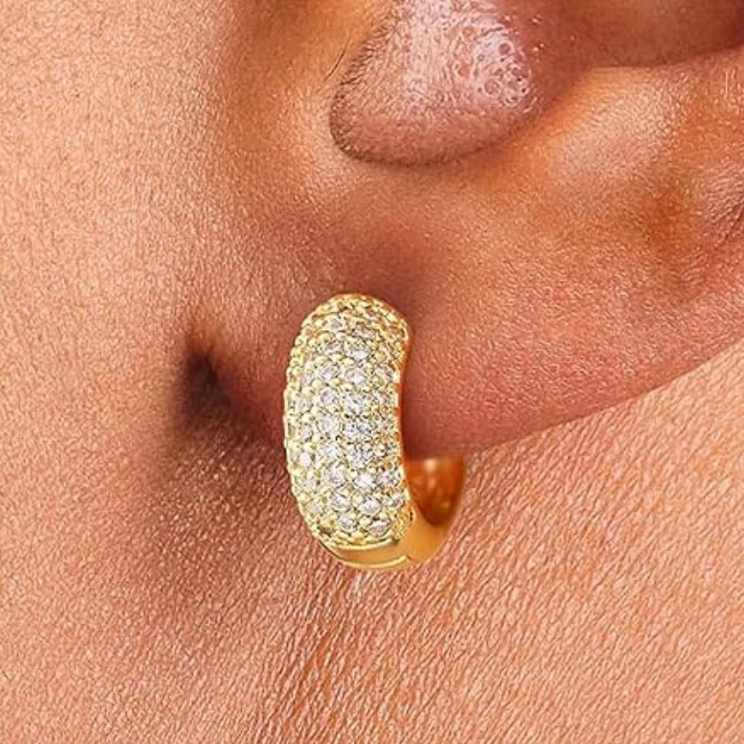 Miras – Eleganta huggie-örhängen täckta med glittrande stenar