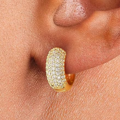 Miras – Eleganta huggie-örhängen täckta med glittrande stenar