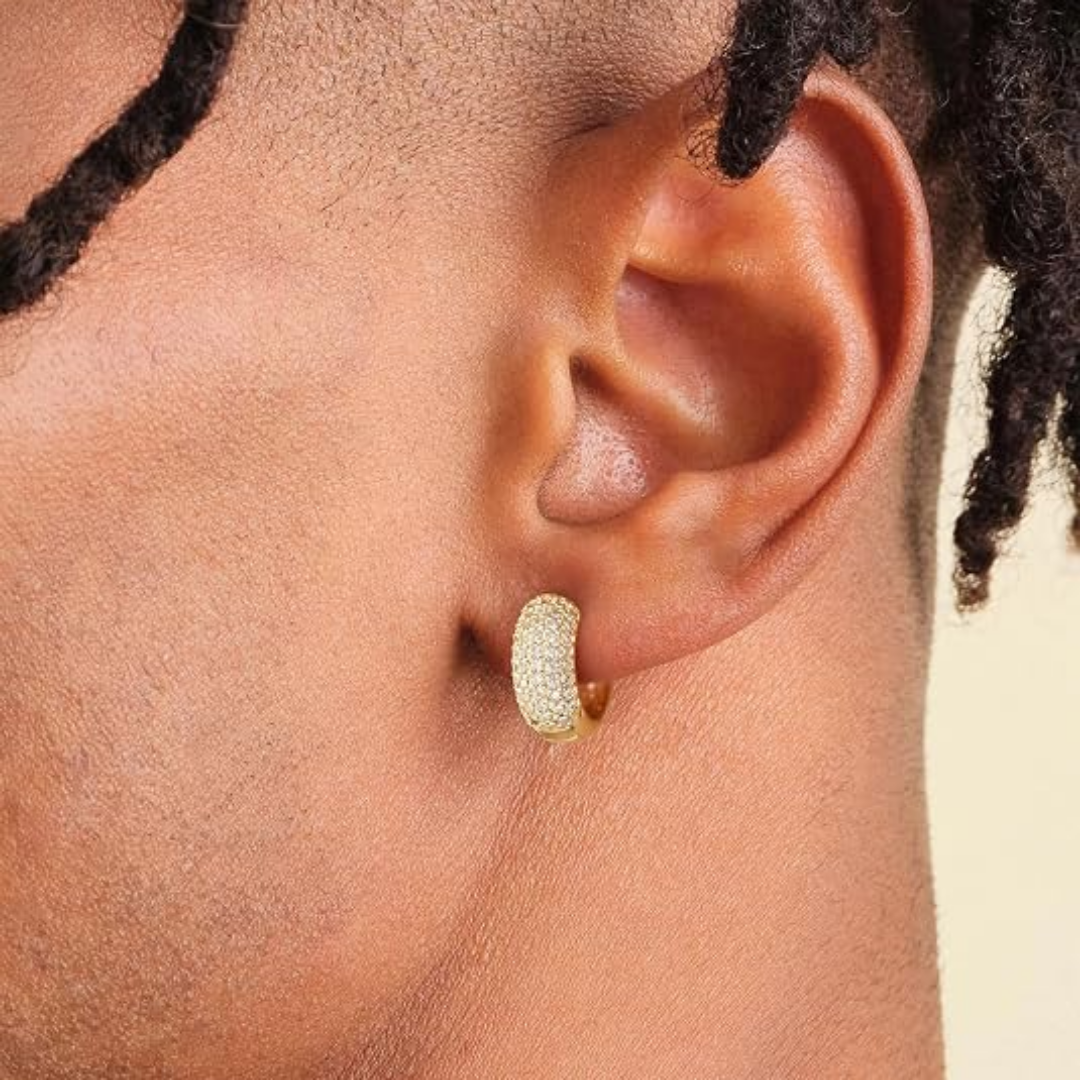 Miras – Eleganta huggie-örhängen täckta med glittrande stenar