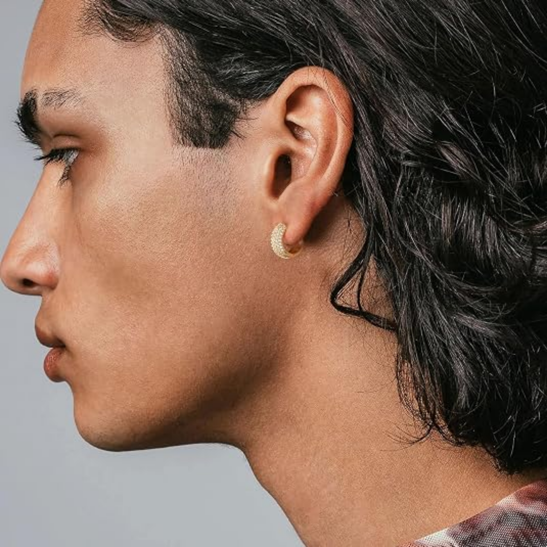 Miras – Eleganta huggie-örhängen täckta med glittrande stenar